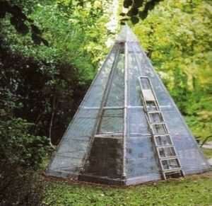 теплица пирамида на даче, в огороде